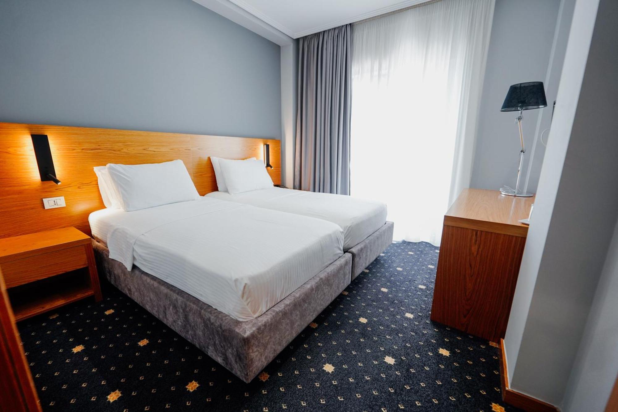 Hotel Agimi带阳台及海景的家庭房