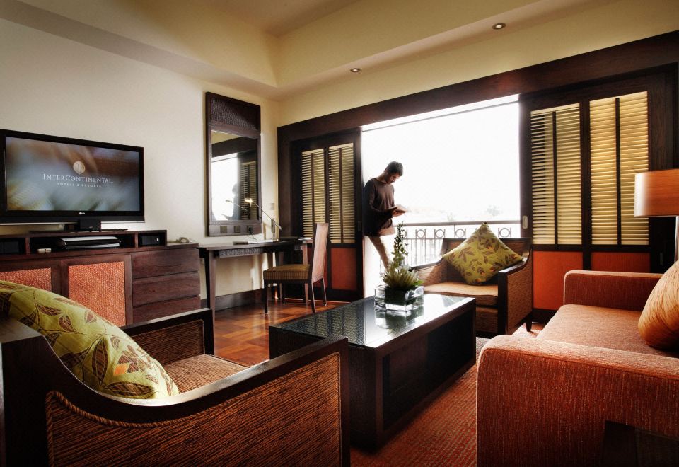 湖景一卧室套房（可使用俱乐部休息室）