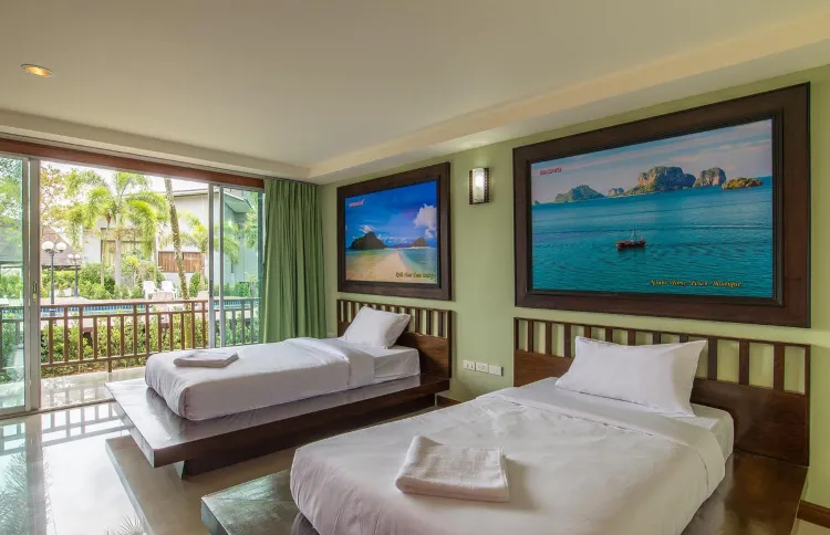 ห้องมาตรฐานเตียงใหญ่หรือเตียงแฝดมีวิวสระว่ายน้ำ