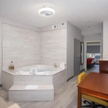 Baymont Inn & Suites by Wyndham Morrow/Atlanta I-75 South Отели в г. Морроу