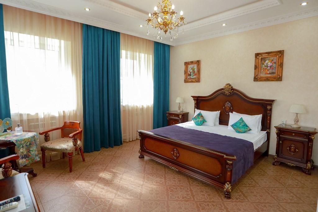 带一张双人床和庭院景的一楼套房