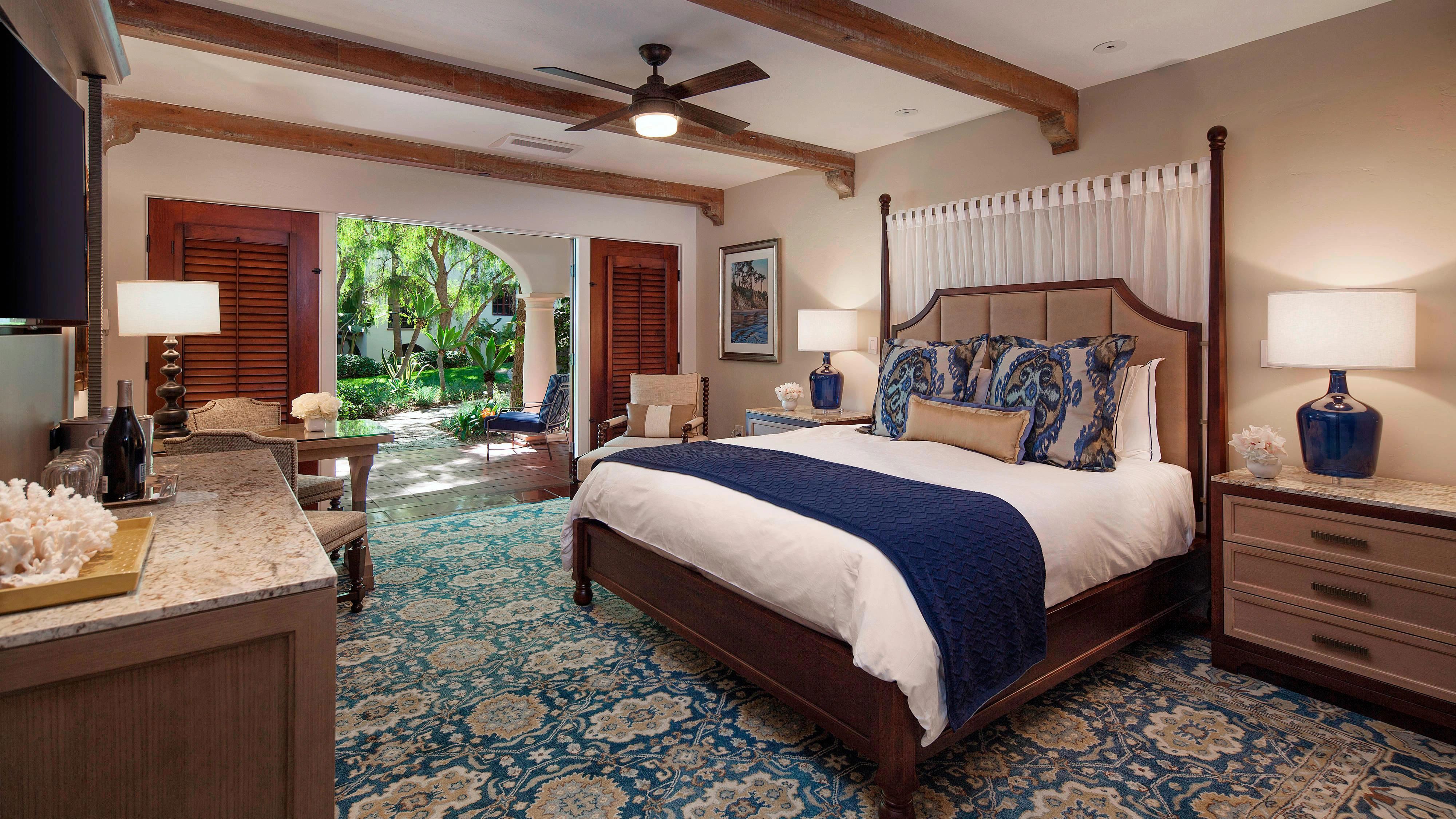 豪华客房，1张特大床，度假村景观，阳台