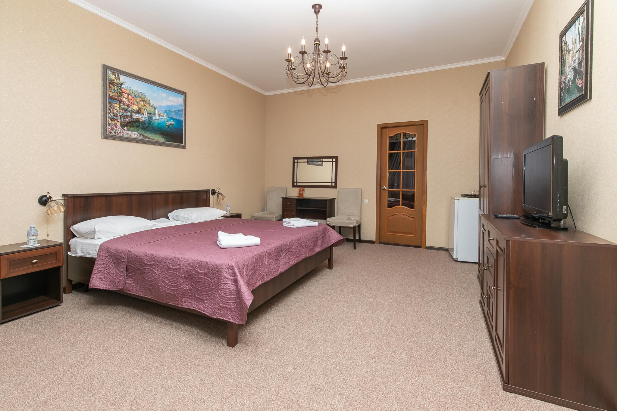 带双人床的舒适间