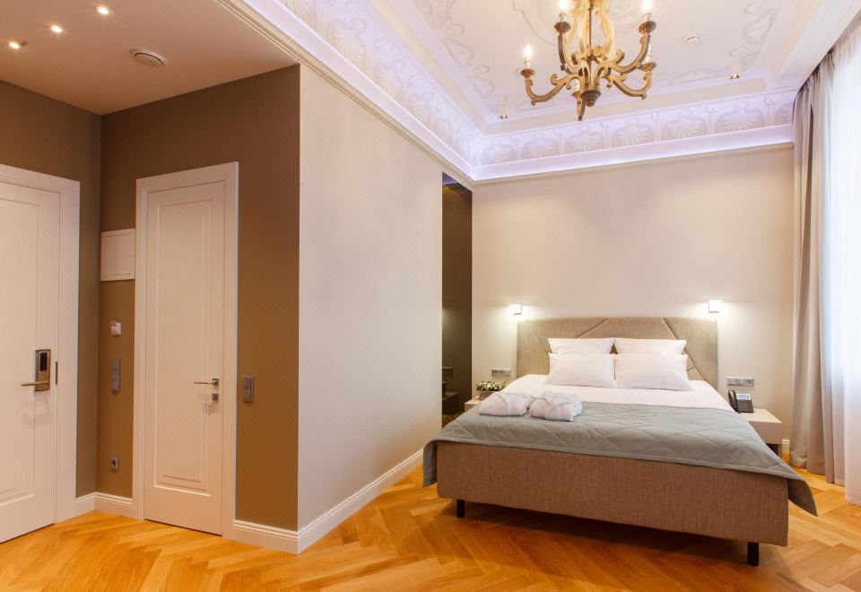 套房配有双人床