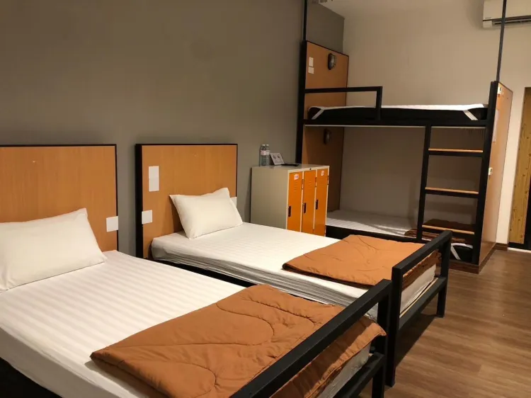 เตียงในหอพักรวมชายหญิง 6 เตียง