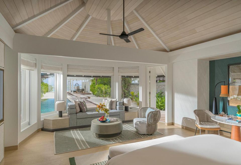 带泳池的日落海滩别墅