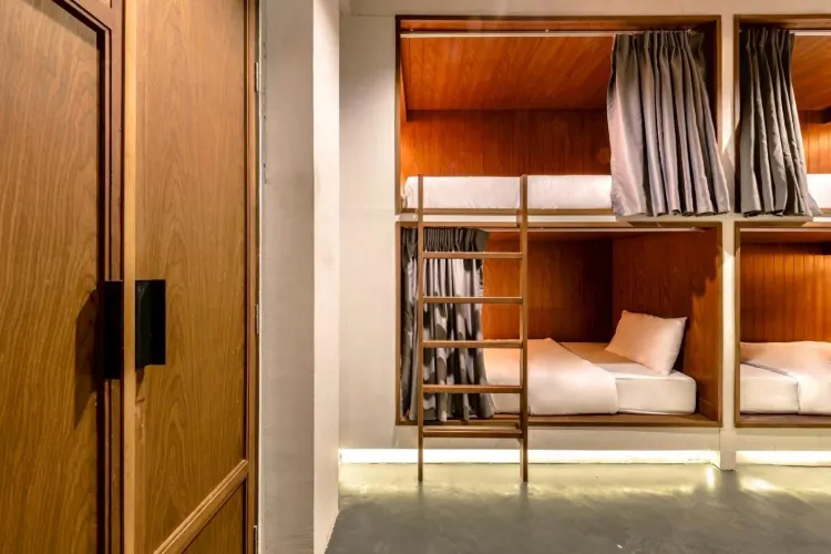 เตียงเดี่ยวในห้องพักรวมชายหญิงแบบ 12 เตียง