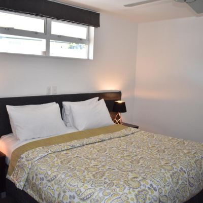 One-Bedroom SPA Suite Baywatch Motor Inn Promo Code