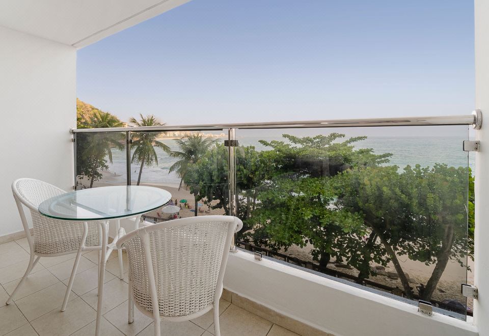 低层海滨豪华两张双人床房 （带阳台）