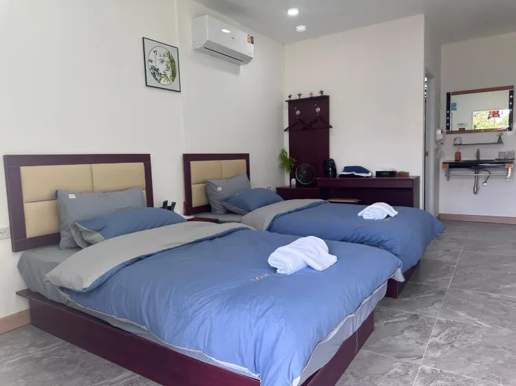 ห้องเตียงแฝดพร้อมพื้นที่ฝักบัว