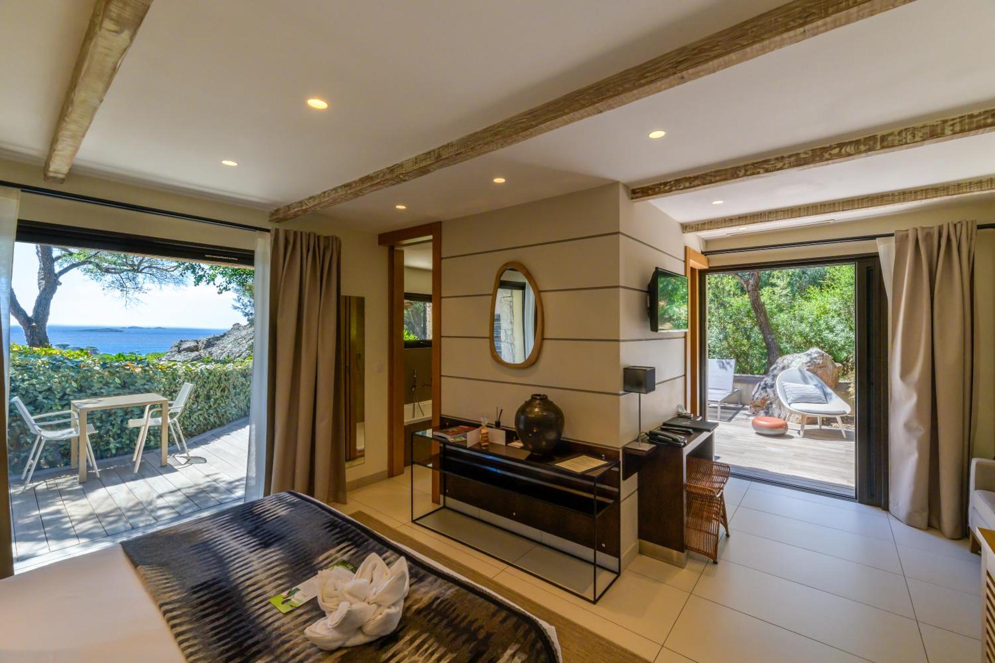 小型套房（带海景的）