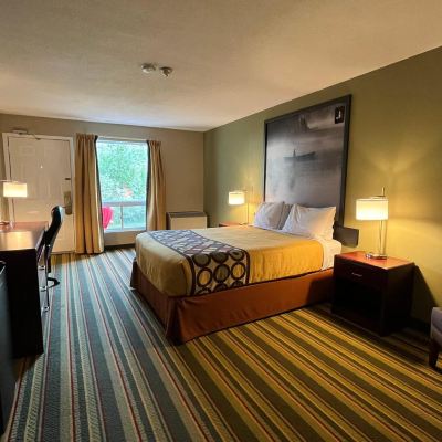 Deluxe Queen Room - Non-Smoking Jolly Roger Inn & Resort Promo Code