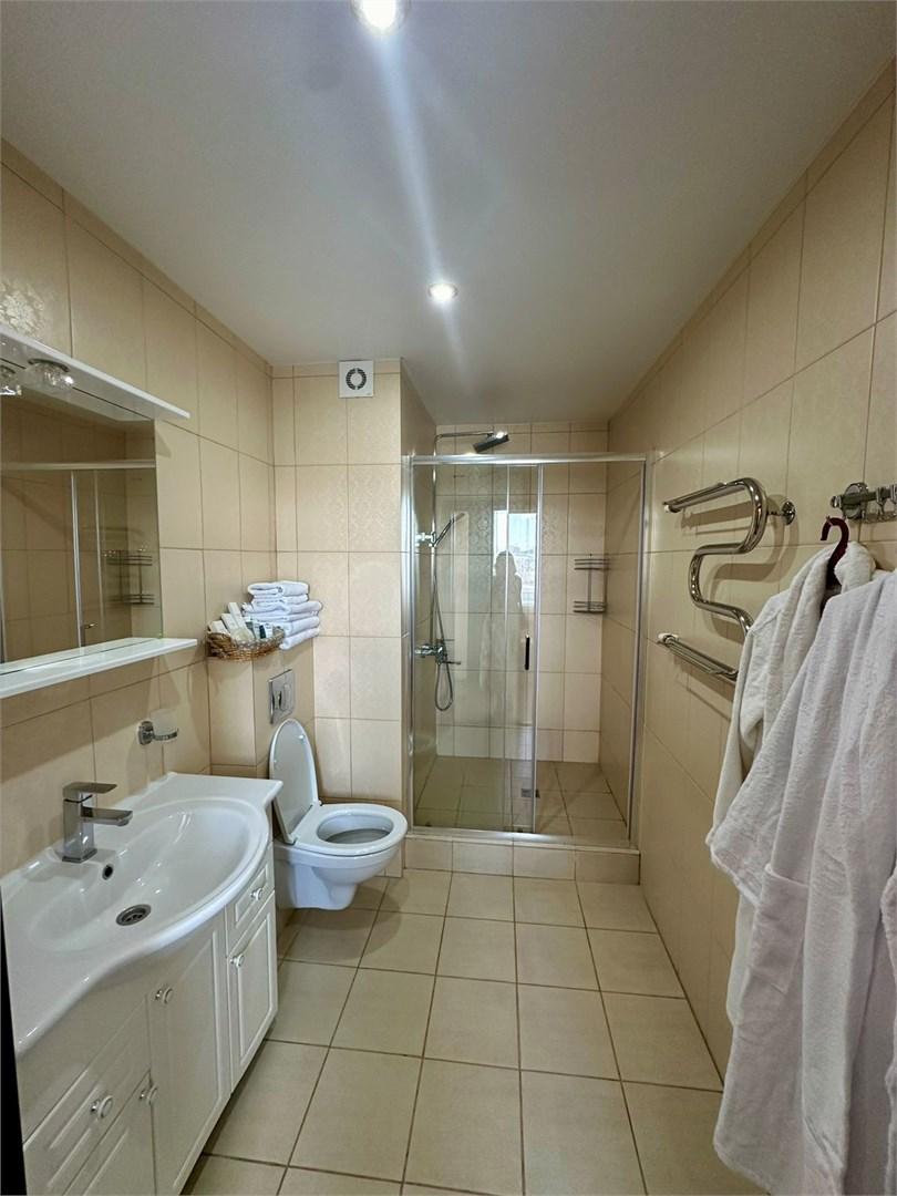 带一张双人床和庭院景的一楼套房