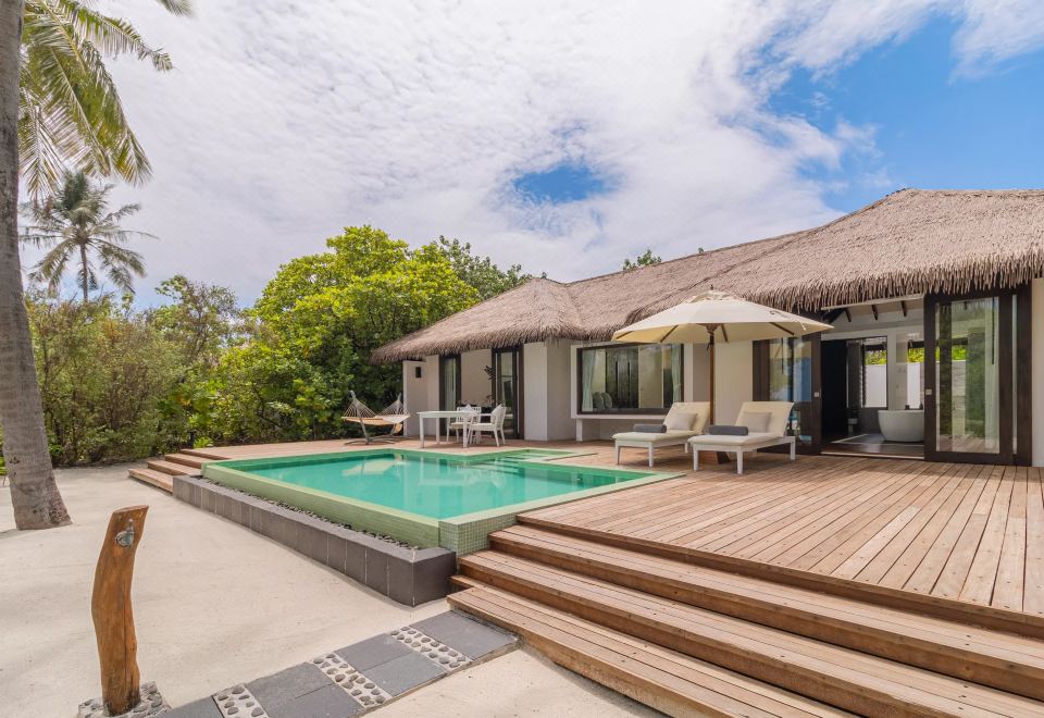 日落沙滩泳池别墅