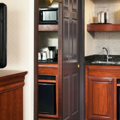 套房， 1 張特大床和 1 張梳化床 （Mobility/Hearing Accessible， Tub） 費爾普萊喜來登套房及會議中心酒店優惠