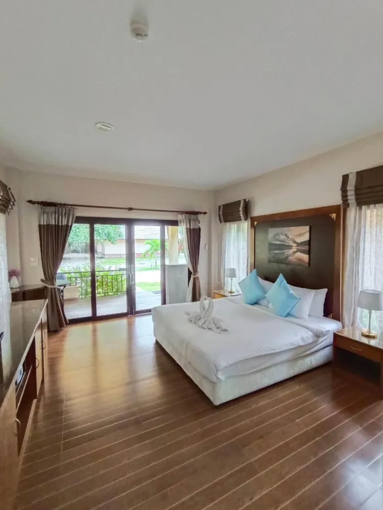 ห้องเตียงใหญ่พร้อมระเบียงและวิวทะเล