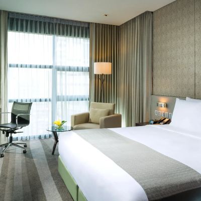 標準特大床房帶城景 曼谷素坤逸路假日酒店優惠