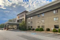 La Quinta Inn & Suites by Wyndham Harrisburg Airport Hershey Hotels in 