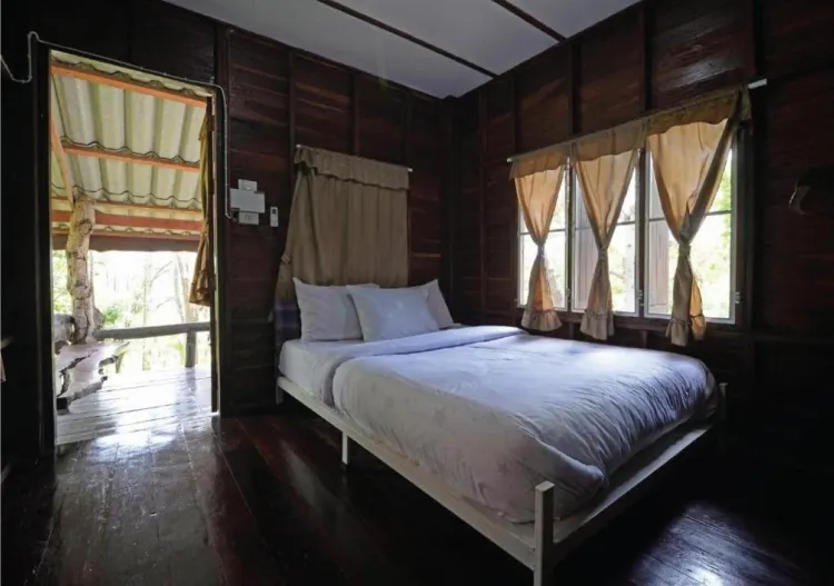 ห้องเตียงใหญ่ พร้อมวิวสวน