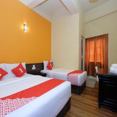 Standard Triple Room Kupon OYO 44029 Tudor Home Inn