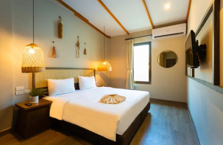 ห้องเดี่ยวระดับสระว่ายน้ำพร้อมเตียงคิงไซส์