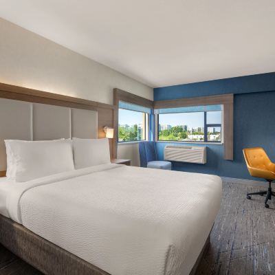 標準大床間 列治文温哥華機場智選假日酒店優惠