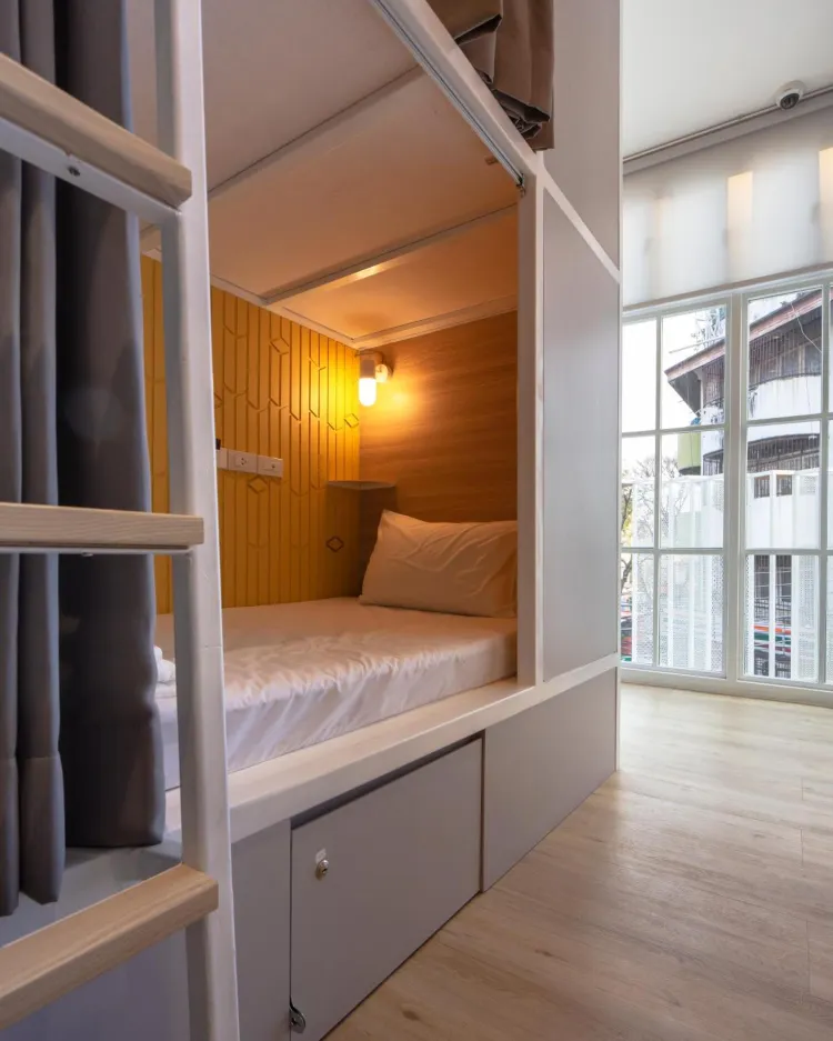 เตียงเดี่ยวในห้องพักรวมชายหญิงแบบ 12 เตียง