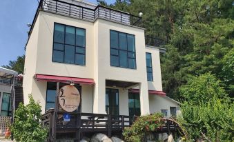 Rooftop Moonlight Pension - Housity