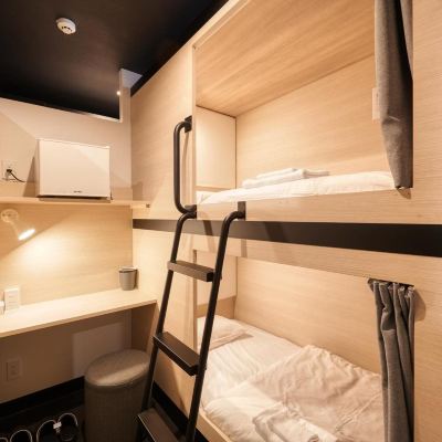 小木屋a【雙人使用，混合性別樓層，共用淋浴/廁所】 那霸康斯坦特膠囊旅館及飯店優惠