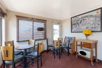 Super 8 by Wyndham Evanston