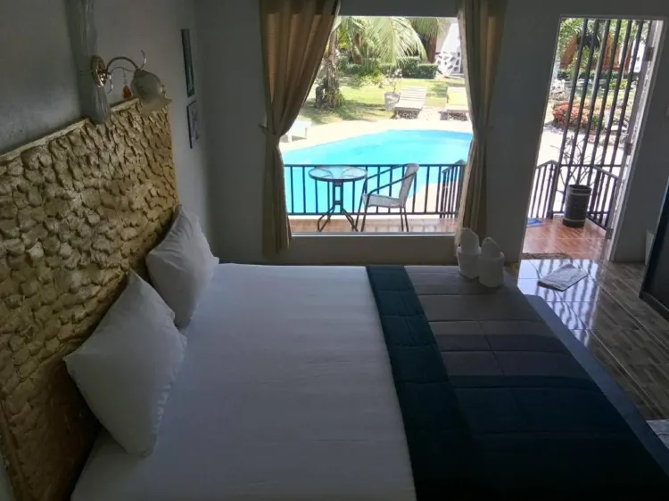 ห้องดีลักซ์ พร้อมวิวสระว่ายน้ำ