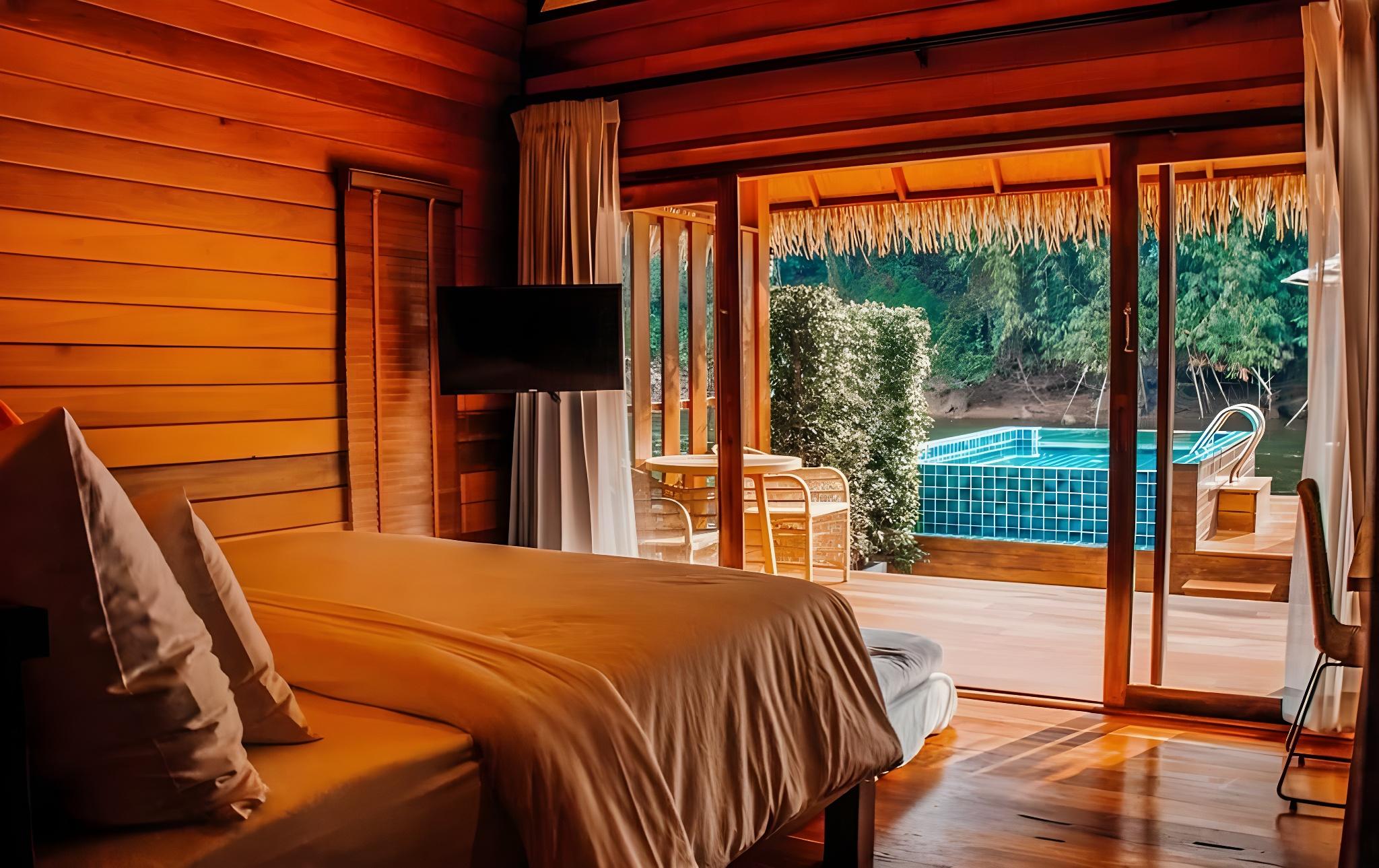 特大床游泳池别墅