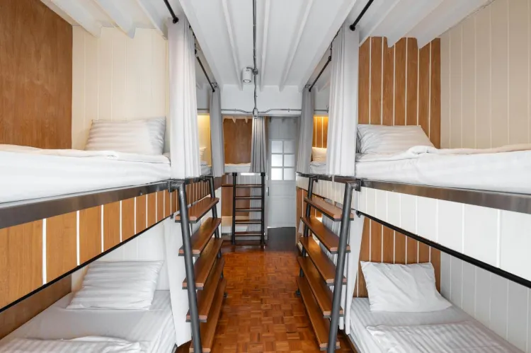 ห้องพักรวมชายหญิง 10 เตียง