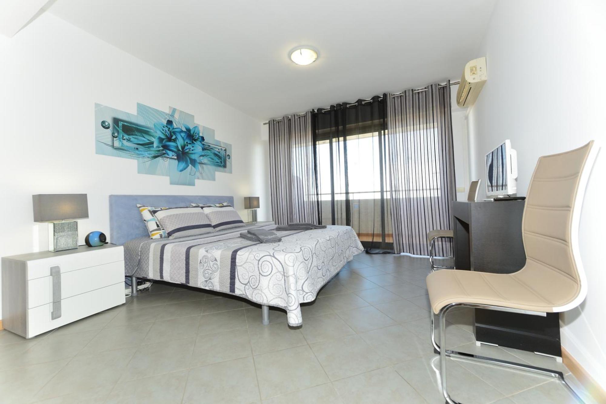 两卧室公寓带阳台