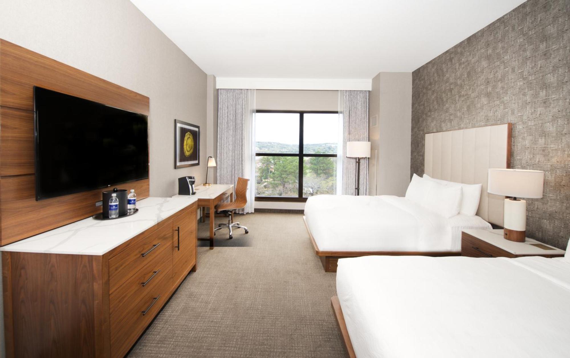 两张大床房附池景