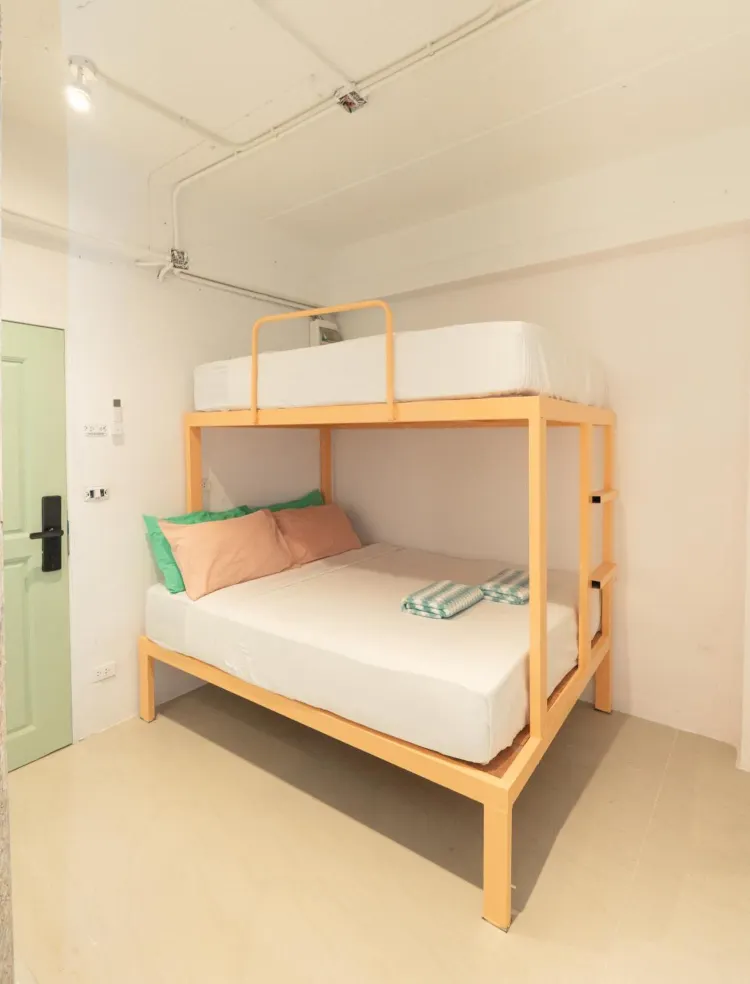 ห้องพักสำหรับสามท่านพร้อมเตียงใหญ่และเตียงสองชั้น