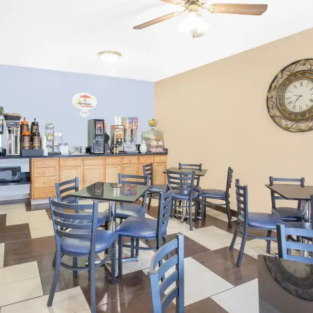 Boarders Inn & Suites by Cobblestone Hotels Waterloo Cedar Falls