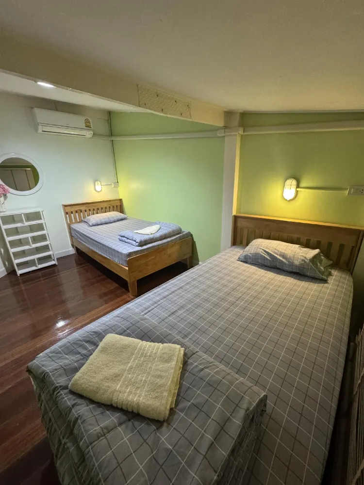 ห้องเตียงใหญ่หรือเตียงแฝดพร้อมห้องน้ำที่ใช้ร่วมกัน