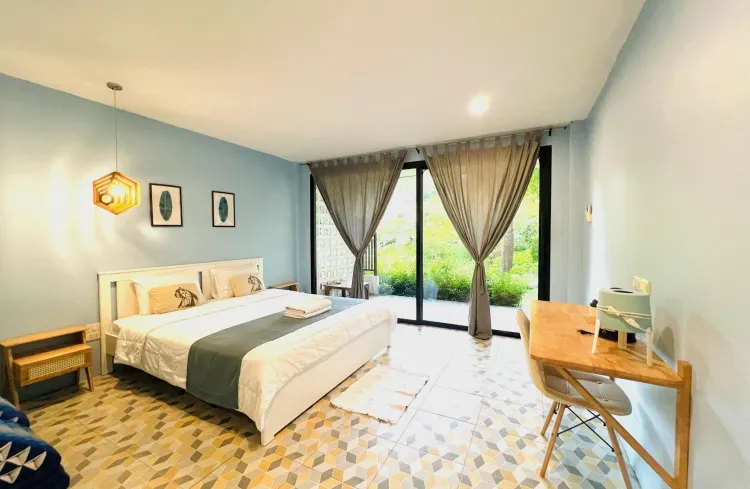 ห้องเตียงใหญ่ พร้อมวิวสวน