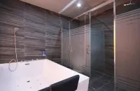 Jade Hotel