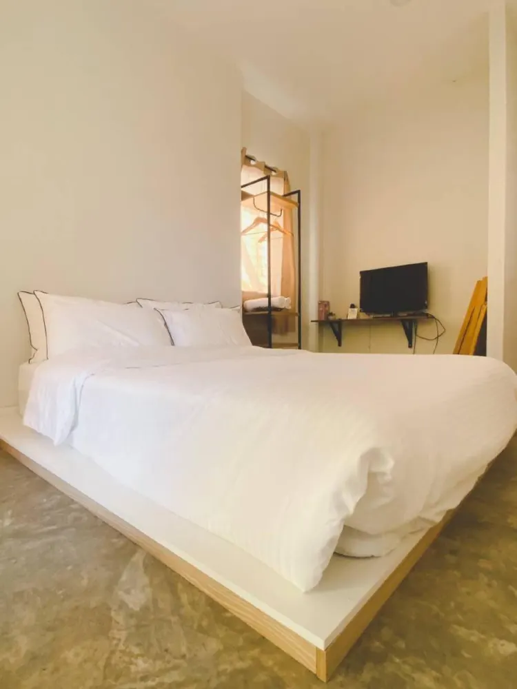 ห้องเตียงใหญ่ พร้อมห้องน้ำส่วนตัว