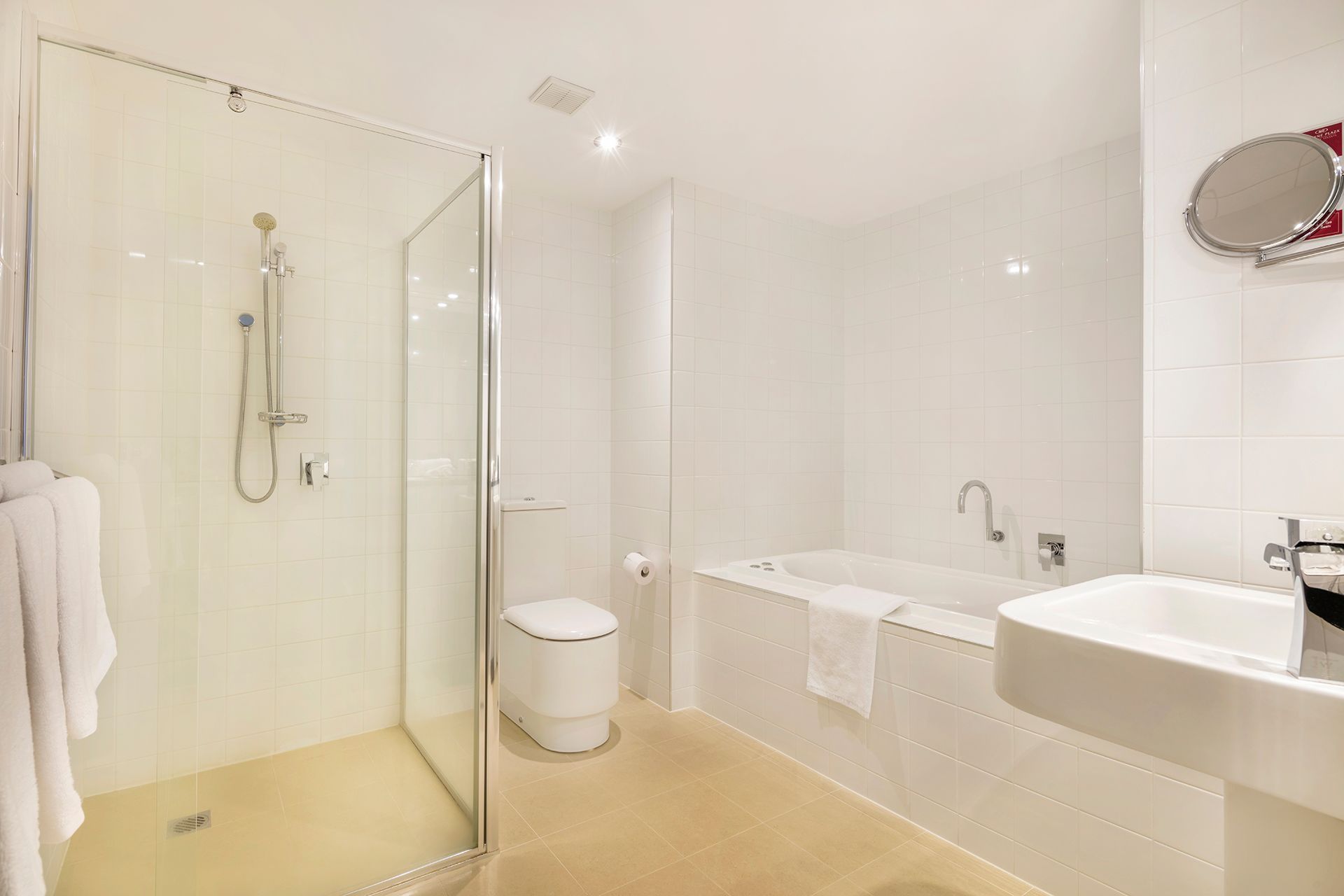 一卧室特大床套房带按摩浴缸