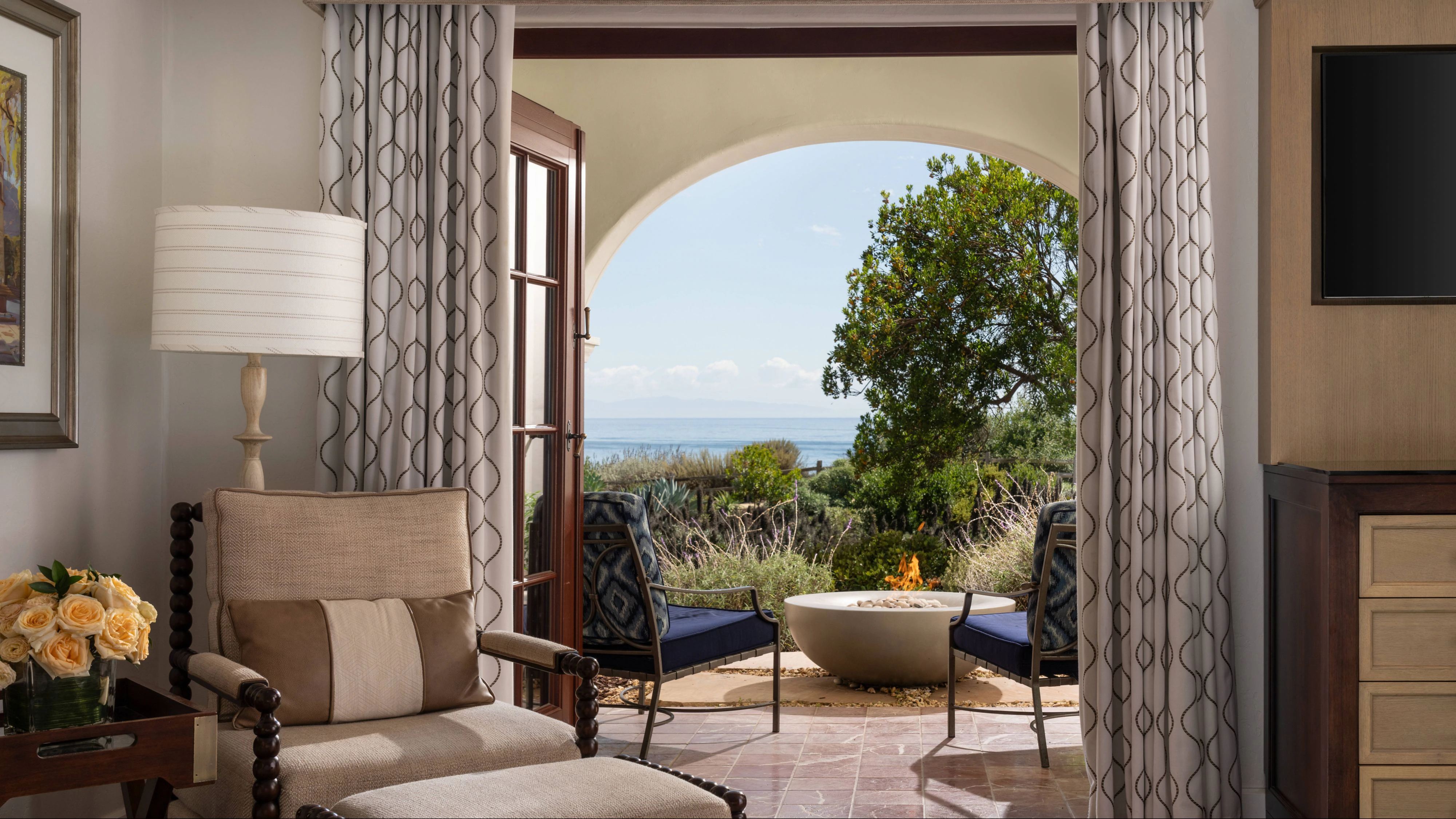 部分海景特大号床间- 带壁炉