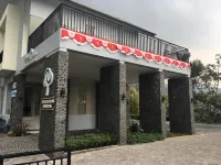Arainn Bed & Breakfast Tretes Prigen by ecommerceloka Hotels in Prigen