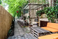 Baroque Hostel & Coworking Hotel di 