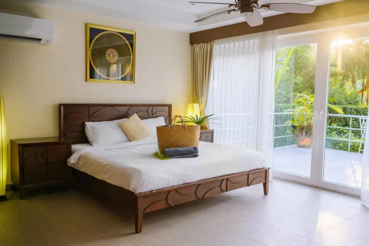 วิลลาแบบสามห้องนอนพร้อมวิวสระว่ายน้ำส่วนตัว และวิวทะเล