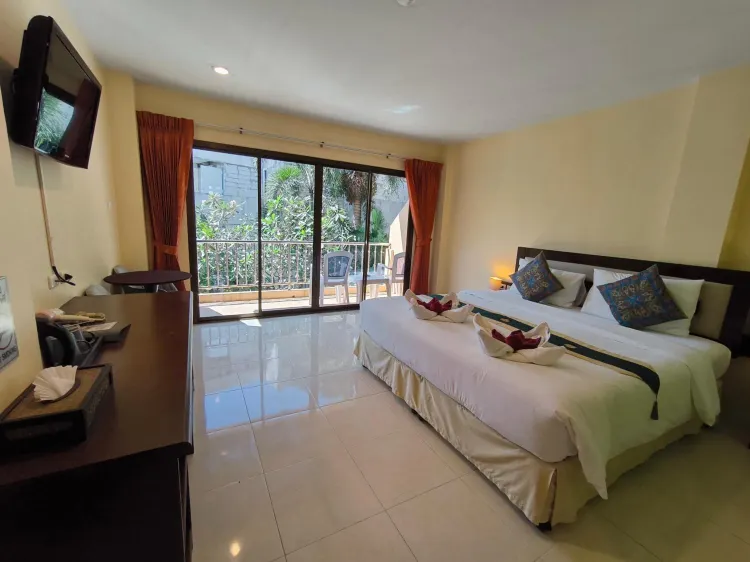 ห้องสแตนดาร์ด เตียงใหญ่ 1 เตียง มีระเบียง