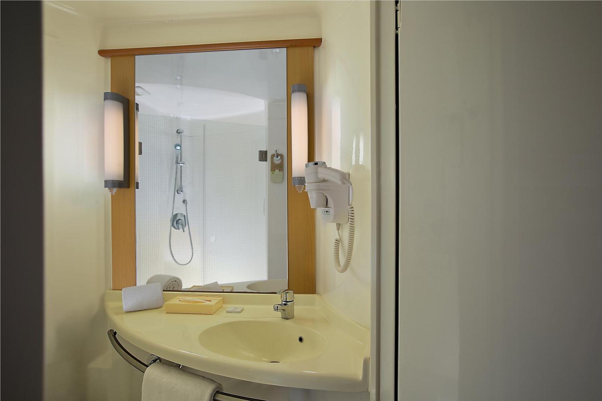 标准大床房，配备免费无线网络