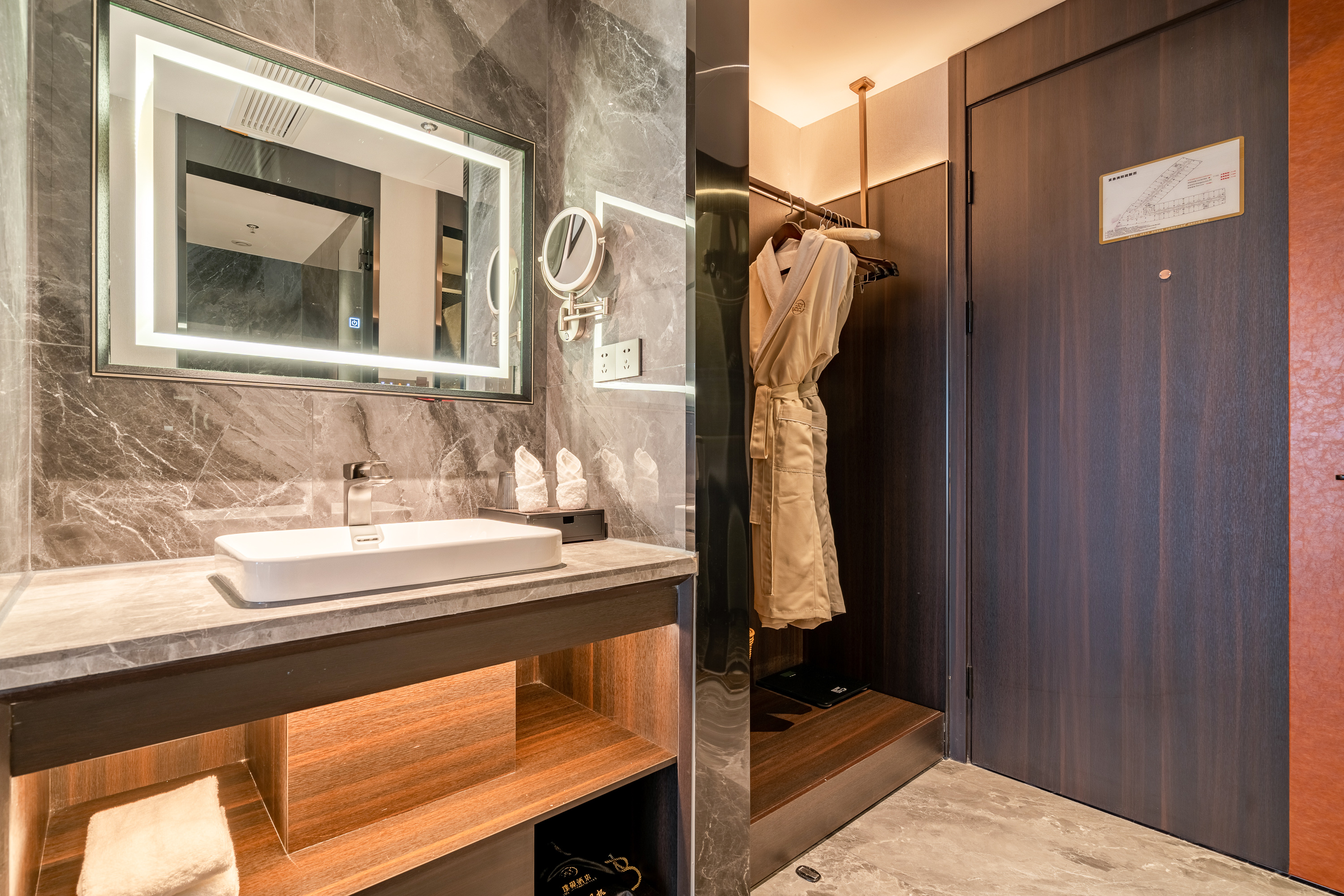 豪华大床房（全景落地窗+迷你冰箱+摺叠沙发椅）