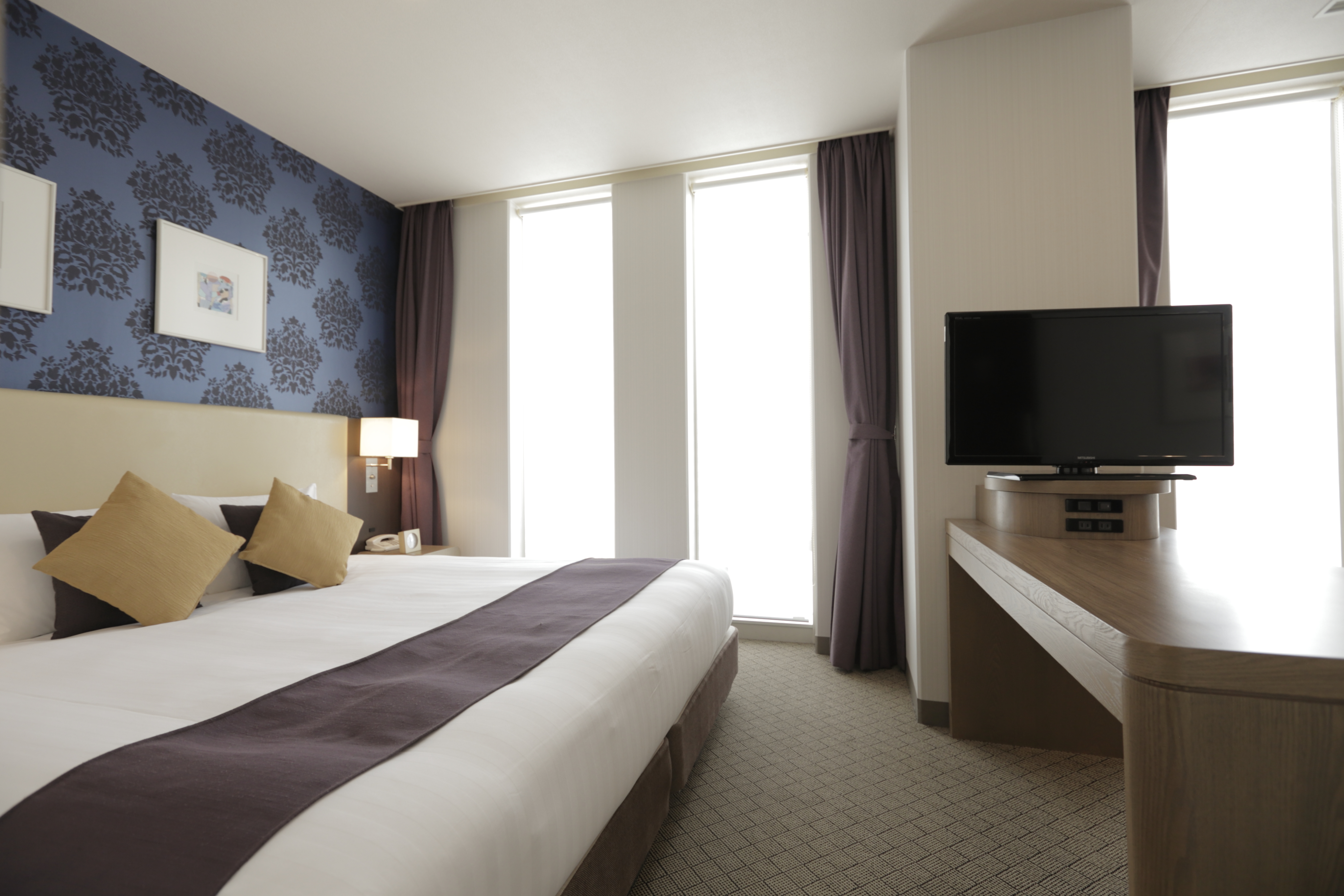 豪华特大床房带梳化床-非吸烟